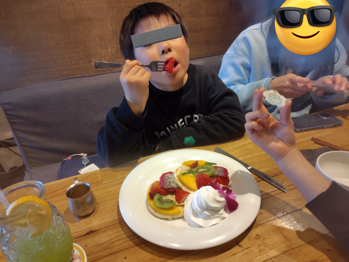 koba_takumi_sou's tweet photo. 本日はベイ活お休みで、次男の幼稚園お疲れ様さまでしたデイ。
千葉駅の #ALOHATABLE のコラボイベント参戦。とかげの目印チャームゲット出来て、パンケーキ食べてご満悦の次男さまでしたとさ😁
あと一週間したら卒園だ✨ https://t.co/KACsj8zxVN