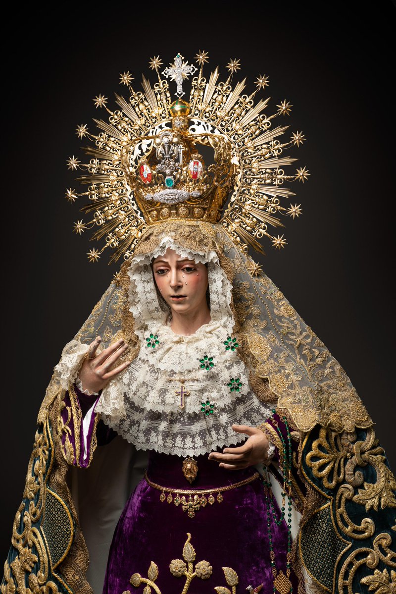 VESTIMENTA | Amanece la Virgen de la Esperanza ataviada para su Septenario con el manto ‘Esperanza Nuestra’, pieza realizada en 1962 por Guillermo Carrasquilla Perea con bordados procedentes del palio de Rodríguez Ojeda de 1907 y del de Victoria Caro de 1942. La toca de