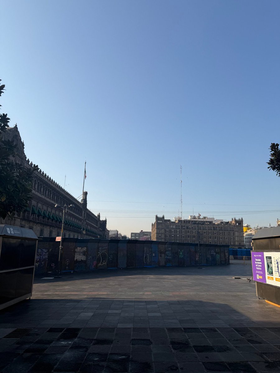 ImpudorPolitico's tweet photo. ¡Viva Irán!
Cómo de qué NO es Irán? Es la bonita foto de Palacio Nacional en el Zócalo de la CDMX con Vallas por la #Marcha8M del Día Internacional de la Mujer.
🙏Ojalá que la miserable presidenta Claudia Sheinbaum o la jefa de gobierno, Clara Brugada NO gaseen Mujeres éste #8M https://t.co/kNS9IUufkM