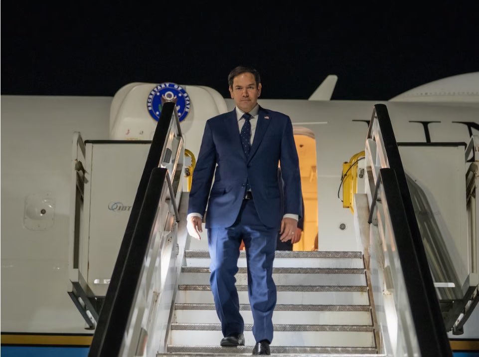 ¿Adivinen quién está a punto de viajar a Cuba para tomar el control de la isla y liberar a los cubanos de la dictadura? 

Nadie mejor que él. 
Será una transición pacífica y “amistosa”. 
¡Viva Cuba libre!