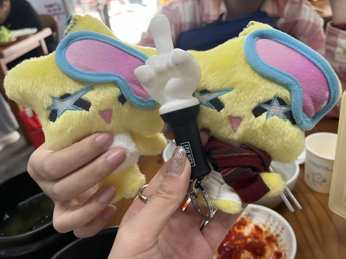 Peace B holding 박큐봉👅🖕👀