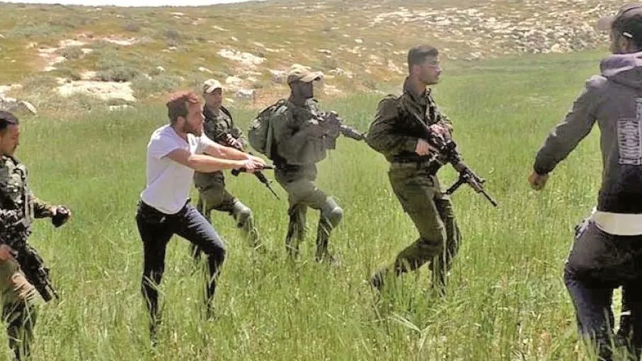 YZaatreh's tweet photo. صباح الشهادة والشهداء في الضفة الخاضعة لـ"التنسيق الأمني"!

استُشهد 3 فلسطينيين وأصيب 5 آخرون فجر اليوم، جرّاء إطلاق نار وهجمات نفّذها مستوطنون على بلدة أب�� فلاح، شمال شرق رام الله.

المستوطنون يعرّبدون في الضفة، ومعهم جيشهم. وإذا تاه أحدهم ودخل منطقة تابعة لأجهزة سُلطة رام الله، تتمّ إعادته سالما غانما إلى قومه، حتى لو كانت دماء أبنائنا على يديه!

يُطلق حملة بطاقات الـ"VIP" من المحتلين على هذا اللعبة، ومعها مطاردة المقاومة مُسمّى لطيفا هو "التنسيق الأمني"!

في الضفة موت واعتقال واستيطان وتهويد وتسريع للضمّ، مع تهجير وتمهيد لما هو أسوأ بعد إنجازه، لكن ذلك كله لا يغيّر شيئا في سلوك حركة "تحرير البيانات" الفتحاوية و"سُلطتها" و"منظّمتها"!

واقع لا بد من تغييره لتصحيح البوصلة.