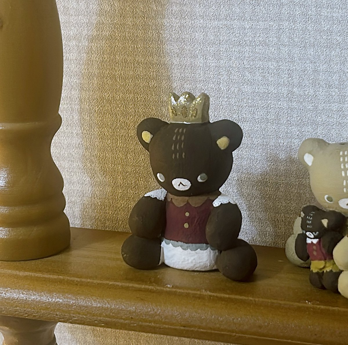 新作の陶器オブジェ

王冠をかぶった小さな王さま👑🧸

 #陶器 
 #ハンドメイド