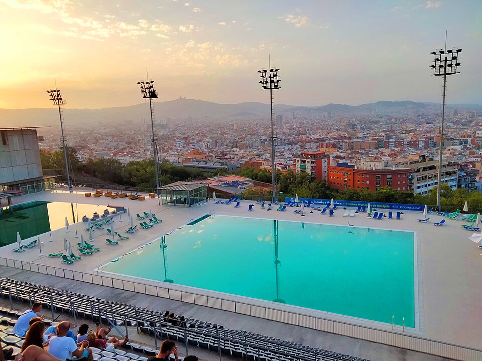 jordipinyolet's tweet photo. Les vistes de #Barcelona des de la Piscina municipal de #Montjuïc són espectaculars però al seu peu, un fenomen geològic va commoure la ciutat anys enrere. Obro fil. Foto a Wikimedia Commons, llicència Creative Commons (vegeu pàgina del fitxer): https://t.co/XuaxmqCiq6 https://t.co/Vb51NRdh4k