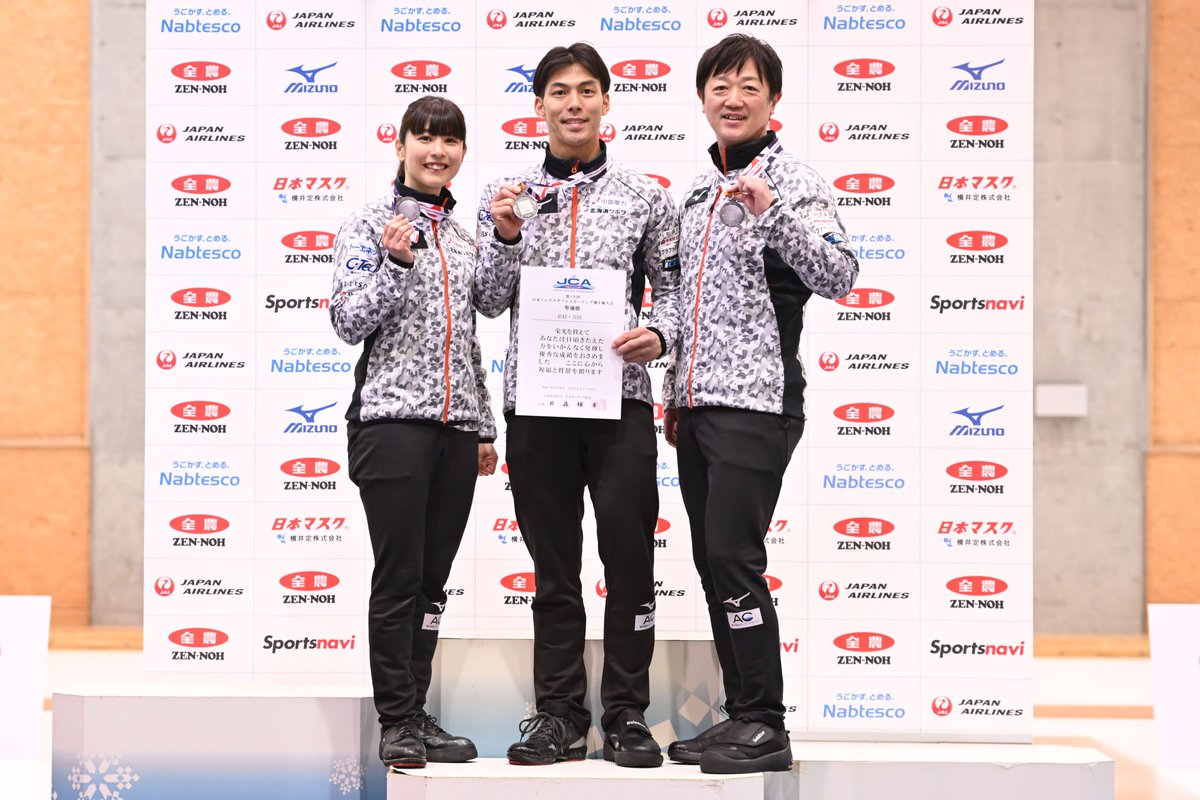japan_curling's tweet photo. 第19回 日本ミックスダブルスカーリング選手権大会は、『小穴・青木』が優勝を飾り、全日程を終了しました🥌

たくさんのご視聴と温かいご声援、誠にありがとうございました！

🏆小穴・青木
🥈松村・谷田
🥉一戸・鈴木

📸 ©︎JCA/H.IDE
#jmdcc2026 #カーリング #curling https://t.co/VeyPwcpWbA