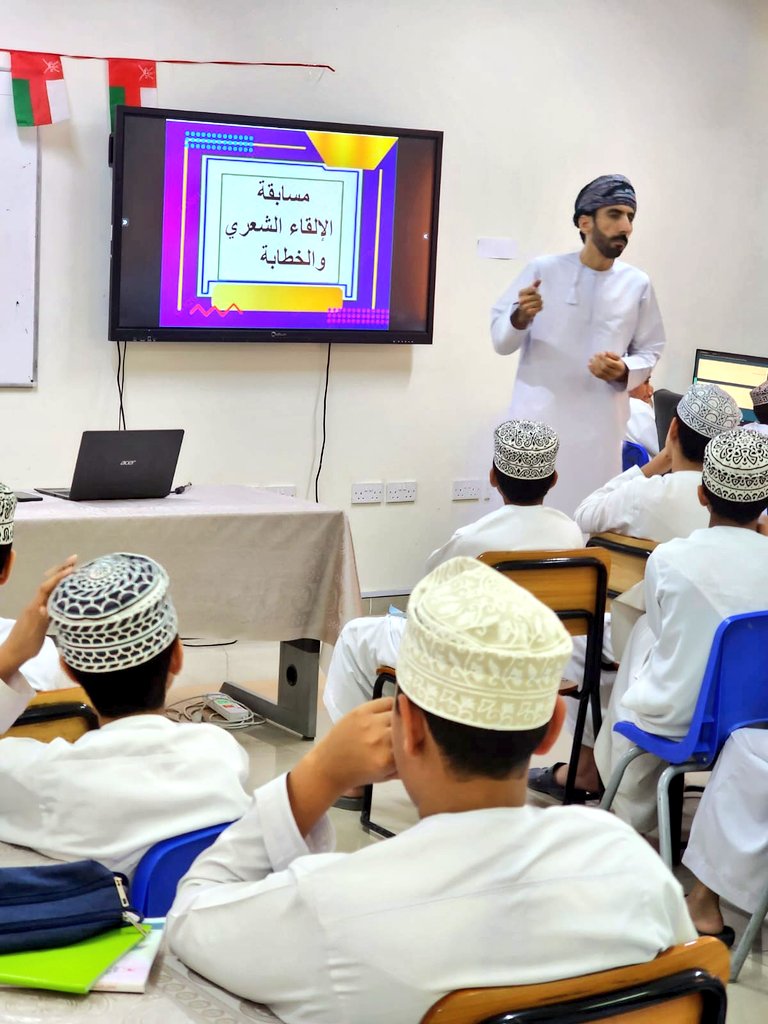 EduGovNBT2207's tweet photo. ضمن فعاليات الأسبوع الثالث مبادرة شهر اللغة العربية  وبأجواء مفعمة بالفصاحة والبيان ​نفذ الأستا�� نصر المعمري مسابقة "الإلقاء الشعري والخطابة" حيث تألق الطلبة بمهاراتهم اللغوية وحضورهم المسرحي المتميز. 🎤📚
​كل الشكر لكل من ساهم في ��براز جمال لغتنا الضاد. https://t.co/P9Ivx5IvBh