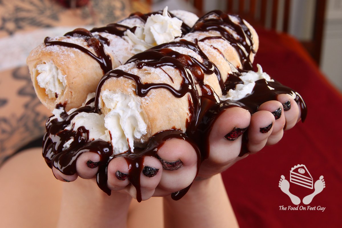 Chocolate Dipped Cannoli 😋