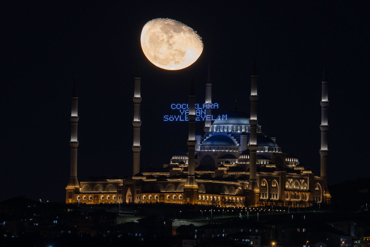 gztcom's tweet photo. 🌔İstanbul’da ay, ramazan ayı dolayısıyla Büyük Çamlıca Camisi'nin minareleri arasına yansıtılan Türk bayrağı ile görüntülendi https://t.co/fYDhovDKEz