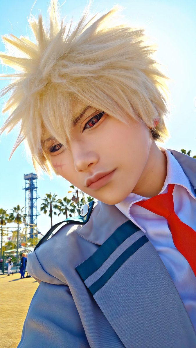 タレ目レイヤーの
つり目にする時のテーピング法

一枚目→素のおれ
二枚目→テーピング法
三枚目→完成

（※テーピング法の画像はアプリでイラストにしたものです）

#cosplayer