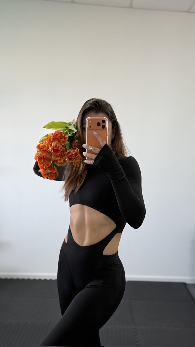 VELVET FOX tweet media