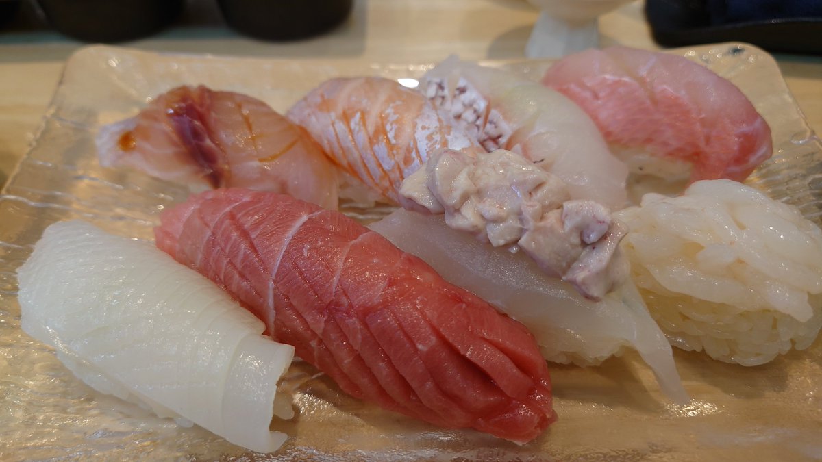 sarada_tw's tweet photo. 寿司を食べている https://t.co/zDdlSXsikS