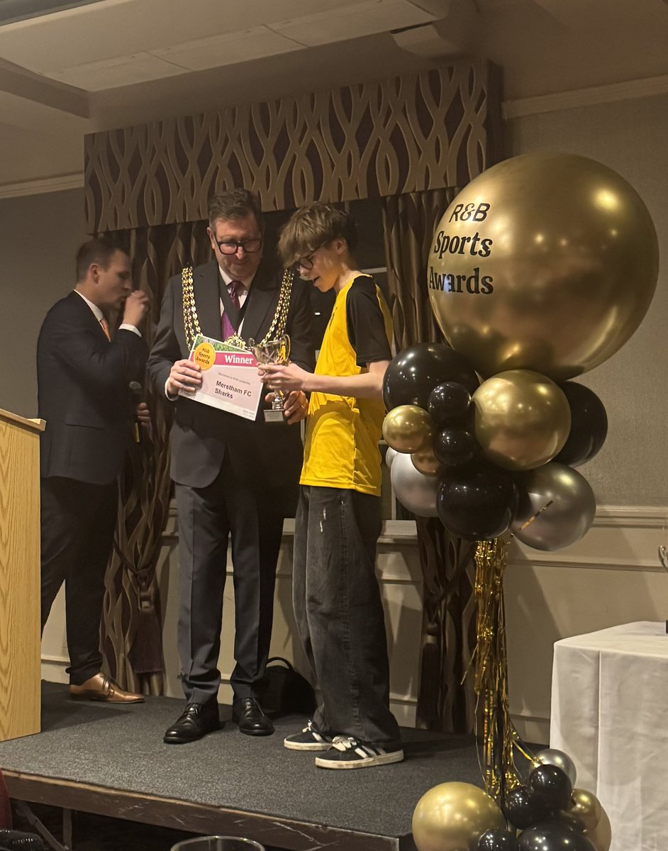 ian_burks's tweet photo. Well done Mr Major for helping raise awareness of youth homelessness at the YMCA East Surrey SleepEasy on Friday night. Sleeping out all night in a cardboard box after making a speech at the R and B Sports Awards is going the extra mile! @RBBCMayor https://t.co/Y3vHWYItSc