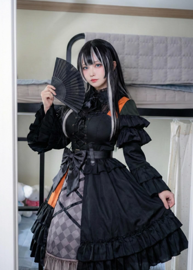 コスプレにお金かけてるのに背景で貧乏がバレます…