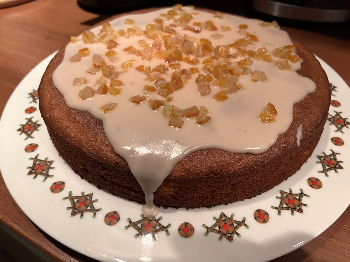 Huomenta ladies! Meitin päivä tänään. Minut herätti Mette hypätessään sänkyyn. Kun astelin olohuoneeseen oli pöydällä pari hyvin salaattista voikkua ja reilu viipale kakkua. Oli aika mukava herätys.

Ihanaa päivää kaikille naisille! 🌹☕️🐾💕
