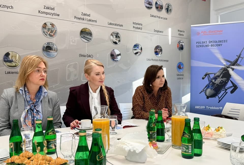 Pomyślcie jaki upadek zaliczyła ludzkość pozwalając starym babom debatować o czymś więcej niż temperatura piekarnika czy wybór najlepszego programu w zmywarce.

Grażynkokracja to niebezpieczny eksperyment, który doprowadzi do zagłady cywilizacji białego człowieka.