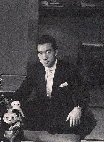 In una democrazia, la politica è il compromesso dei numeri. 

Yukio Mishima