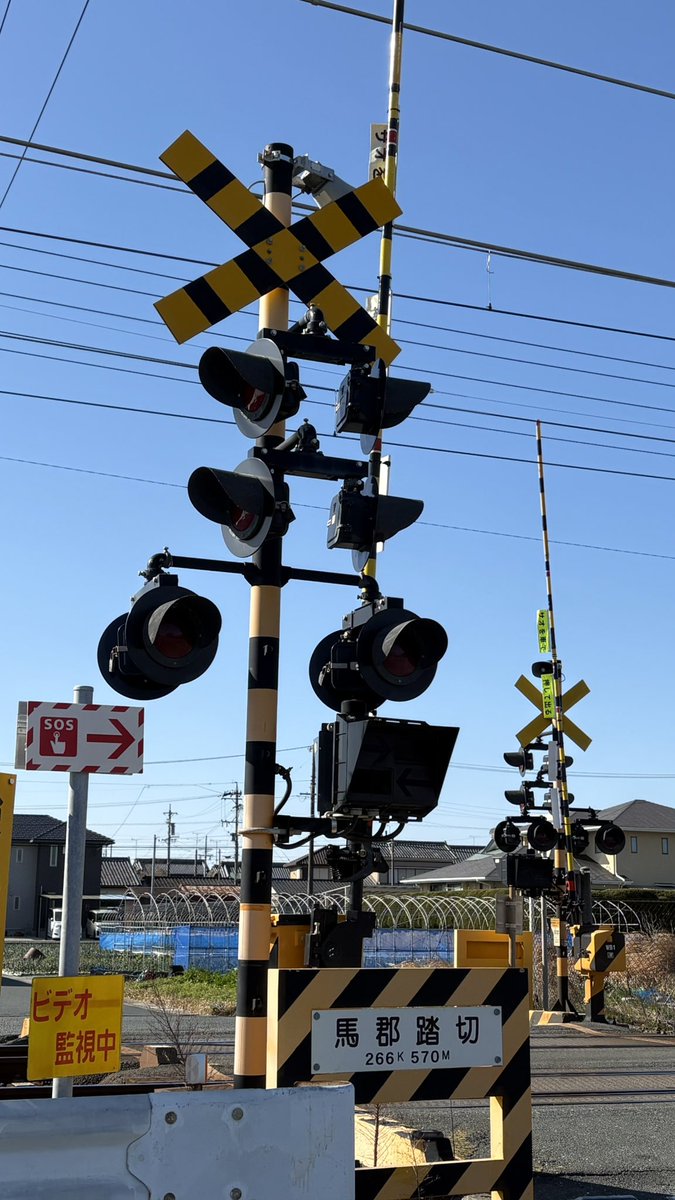 高塚〜舞阪の変則配置踏切
現存していました。