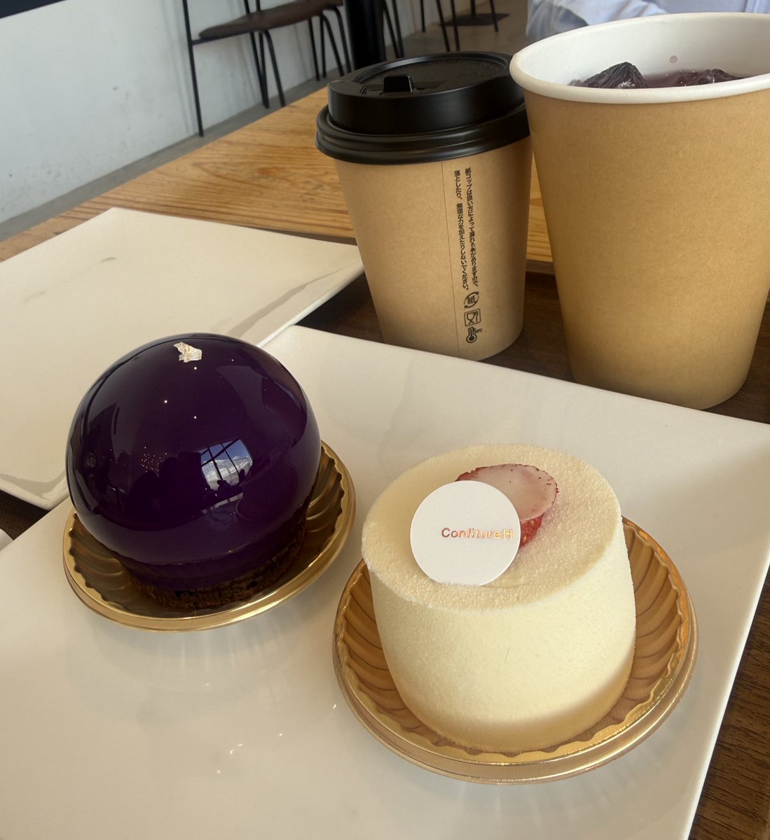 HanamomoA's tweet image. はじめましての
辻口博啓シェフのスイーツ

代表作のセラヴィ
ホワイトチョコムースと木苺とピスタチオ

サントス
松阪産和紅茶香るチョコムースにブラックベリー

特にセラヴィおいしっ！
なるほど。

ごちそうさまでした

#ConfitureH
#VISON 
#三重