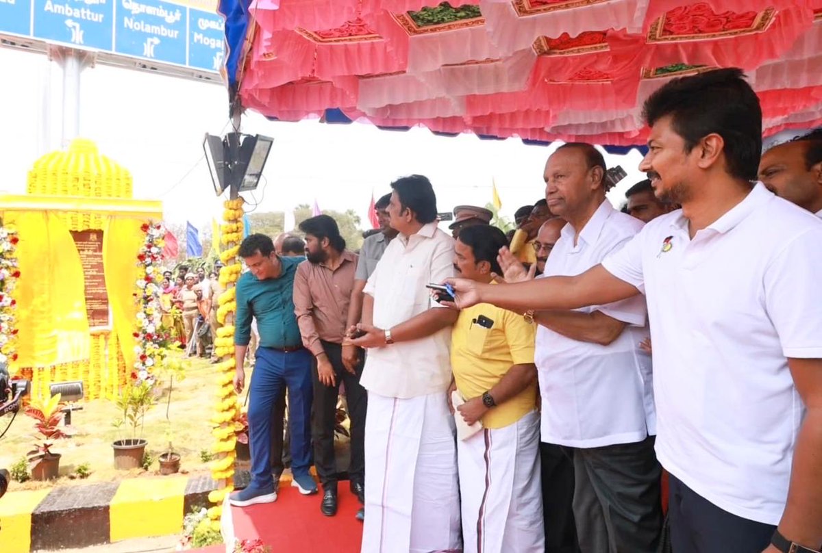 Udhaystalin's tweet photo. சென்னையின் உட்கட்டமைப்பு வசதியை கடந்த 5 ஆண்டுகளில் அடுத்தக்கட்டத்துக்கு எடுத்துச் சென்றுள்ள நம் திராவிட மாடல் அரசு சார்பில்,

மதுரவாயல் தொகுதி நொளம்பூரில், கூவம் ஆற்றின் குறுக்கே ரூ.135.62 கோடி மதிப்பில், கட்டப்பட்டுள்ள புதிய பாலத்தினை இன்று திறந்து வைத்தோம்.

யூனியன் சாலை மற்றும் பூந்தமல்லி நெடுஞ்சாலையை இணைக்கும் இந்தப் பாலம், மதுரவாயல், வானகரம், முகப்பேர் செல்வோரின் பயணத்தை எளிதாக்கும் - பயண நேரத்தை பெருமளவு குறைக்கும்.

அன்பும், வாழ்த்தும்!

@Subramanian_ma #TRBaaluMP  @GanapathyK @PrabhakarRaja88 @MMageshkumaar