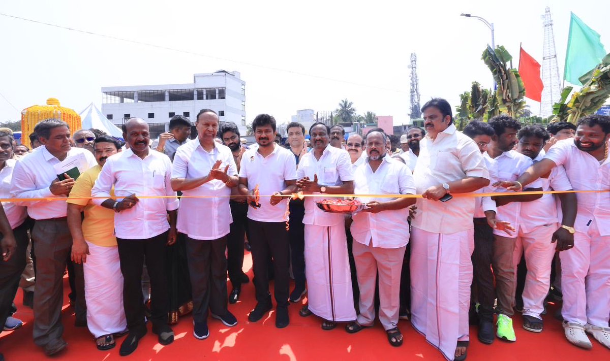 Udhaystalin's tweet photo. சென்னையின் உட்கட்டமைப்பு வசதியை கடந்த 5 ஆண்டுகளில் அடுத்தக்கட்டத்துக்கு எடுத்துச் சென்றுள்ள நம் திராவிட மாடல் அரசு சார்பில்,

மதுரவாயல் தொகுதி நொளம்பூரில், கூவம் ஆற்றின் குறுக்கே ரூ.135.62 கோடி மதிப்பில், கட்டப்பட்டுள்ள புதிய பாலத்தினை இன்று திறந்து வைத்தோம்.

யூனியன் சாலை மற்றும் பூந்தமல்லி நெடுஞ்சாலையை இணைக்கும் இந்தப் பாலம், மதுரவாயல், வானகரம், முகப்பேர் செல்வோரின் பயணத்தை எளிதாக்கும் - பயண நேரத்தை பெருமளவு குறைக்கும்.

அன்பும், வாழ்த்தும்!

@Subramanian_ma #TRBaaluMP  @GanapathyK @PrabhakarRaja88 @MMageshkumaar