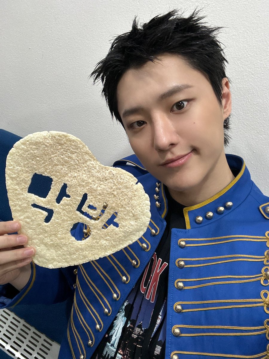 [📷]
260308 인기가요

우즈 ♡ 무즈 안아 •• 🫂

쌀쌀하고 추운 날씨에도
마지막까지 함께해 주신 무즈 덕분에
인기가요까지 무사히 완료🧡💙

#WOODZ #우즈 
#인기가요