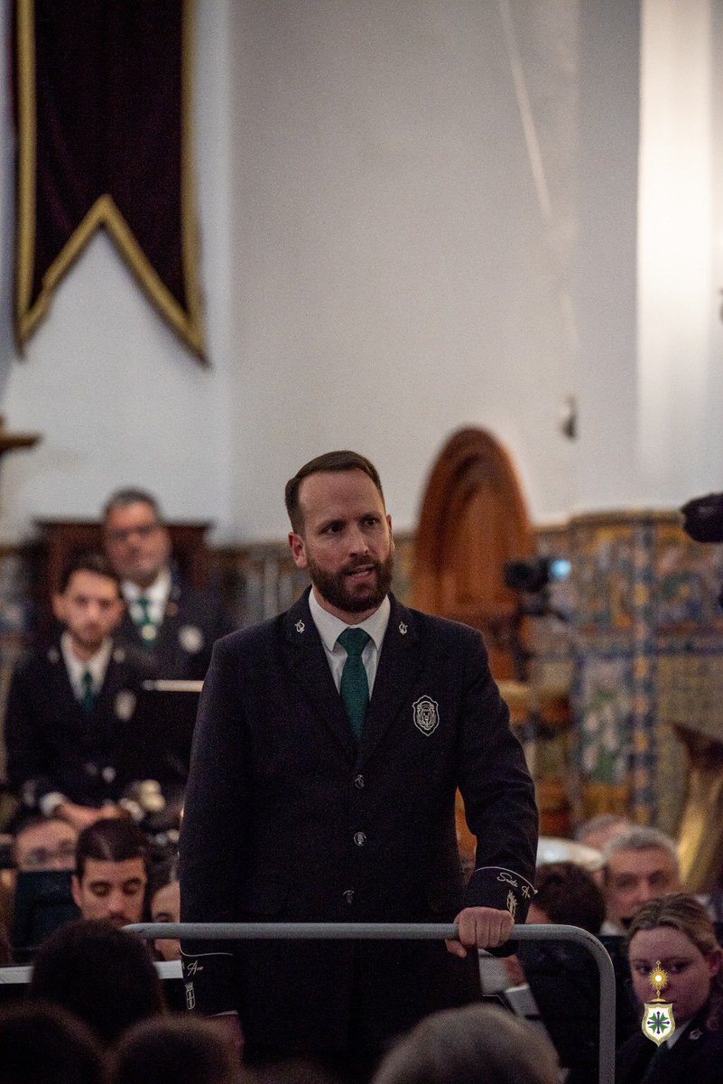 HdadSanGonzalo's tweet photo. ⚪️ CONCIERTO 

⛪️ En la noche de ayer, en la Parroquia de San Gonzalo, y bajo la bendita mirada de la Virgen de la Salud, su Banda de Música, “Santa Ana” de Dos Hermanas, ofreció un emotivo concierto, con un gran nivel musical.

🎶 La excelencia de la música inundó de emociones a todos los que disfrutamos de una noche magistral de nuestra @BMSantaAna

🤍 Asistimos al estreno de una obra llamada a ser referente en el repertorio de la formación nazarena.
“La Salud en Triana”

⛲️ Una bellísima composición de dos colosos de la música, @kinitriana y José Colomé, que nos emocionaron a todos en la interpretación dedicada a nuestra Madre, la Virgen de la Salud.

🙏 Gracias @GRayoVictor por tus hermosas palabras y señorial presentación, por tanto cariño.

🙏 Y gracias a todos y cada uno de los músicos de nuestra Banda, ellos son, y fueron, los que nos hicieron sentir, soñar, y hasta revivir, un imaginario Lunes Santo gracias a la música.

📸 @antoniopuelles