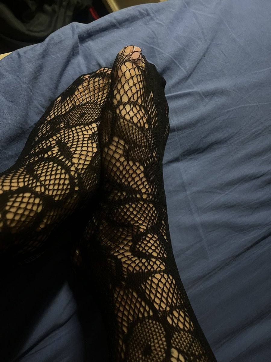 V_Victoria46's tweet photo. 💭💭💭 #feetfetısh #feet #nail https://t.co/0DlFBC8DkC