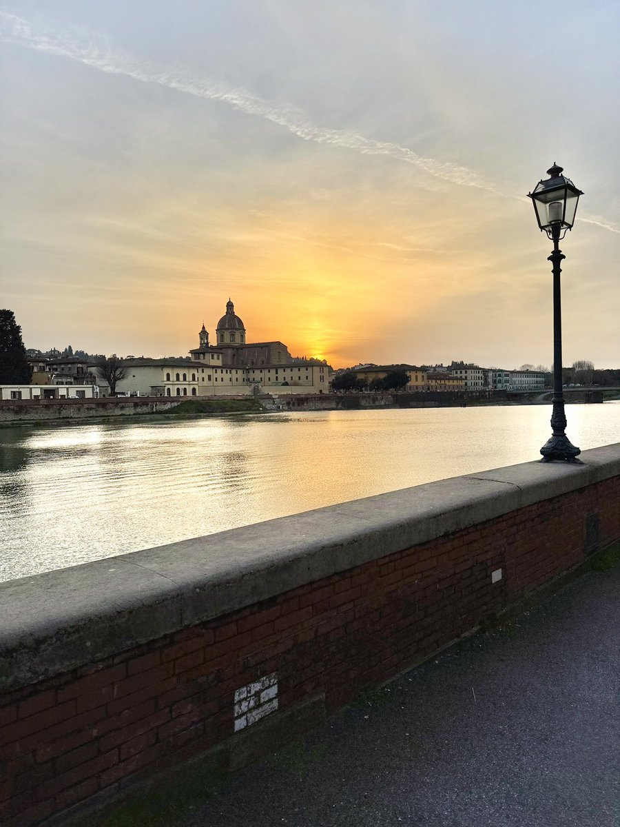 melindagallo's tweet photo. Capturing sunsets along the Arno. #Florence #Firenze

[Read more in my anecdote]
https://t.co/cGuO3NR3mB https://t.co/Ay4085XmUO