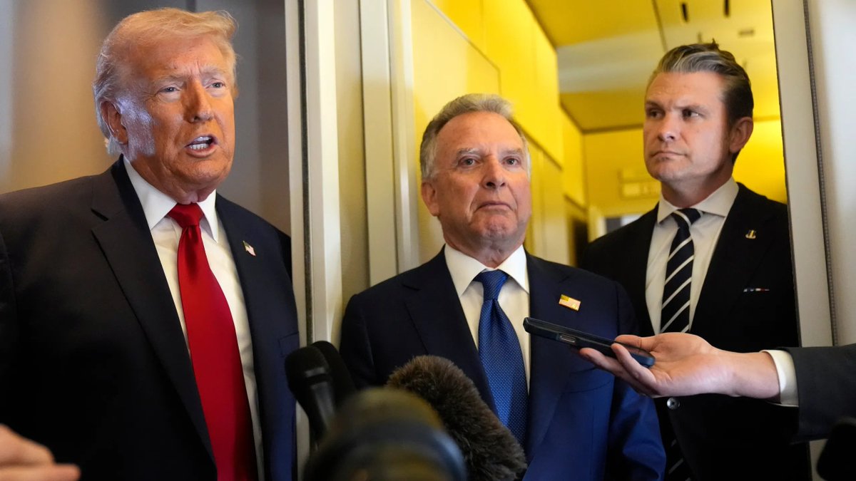 UnityNewsNet's tweet image. Every single time Trump or Hegseth speaks they have their handler on standby to make sure they say the right thing.

It rotates between Kushner, Lutnick and Witkoff.

Trump and Hegseth are clearly committing war crimes.

There will come a time when they are no longer in power and