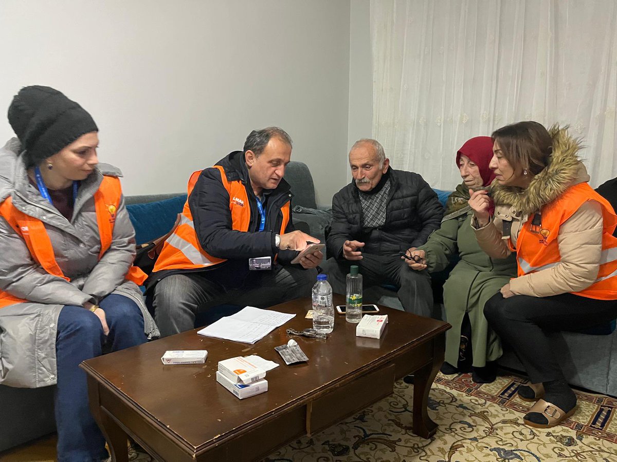 AkFeyzullah's tweet photo. Ramazan ayının bereketini ve kardeşliğini mahallemizde paylaşmaya devam ediyoruz.
Feyzullah Mahallesi Teşkilatı olarak komşu ziyaretlerimizi gerçekleştirdik.
Gönüllere dokunmaya, beraberliğimizi güçlendirmeye devam edeceğiz. 🌙
@maltepeakparti 
@Behadir 
#BirOlmakRuhumuzdaVar https://t.co/cJrIsnmgbQ