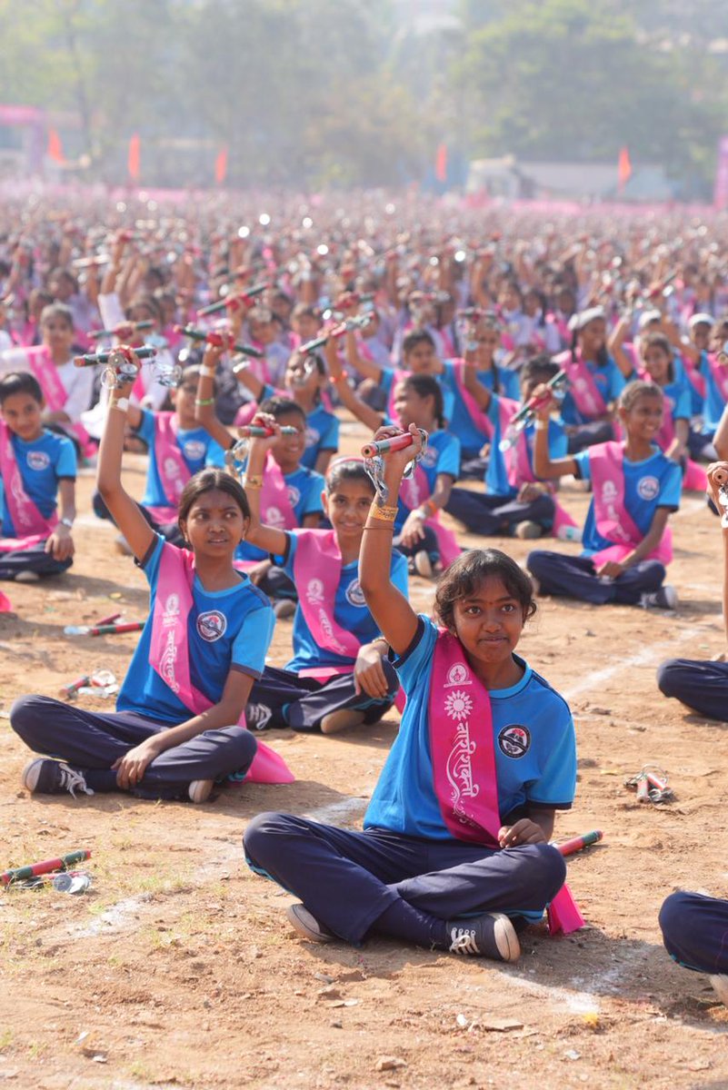 The Lezim performance was a testament to women's power! 9k+ women, one goal - to break the World Record 💪 #DombivlikarNariShakti #LezimGuinnessWorldRecord