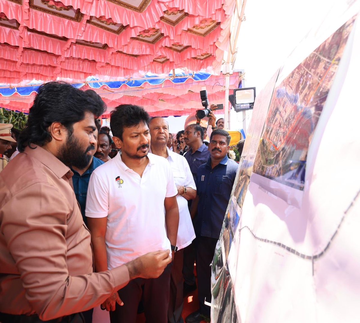 Udhaystalin's tweet photo. மாண்புமிகு முதலமைச்சர் @mkstalin அவர்களின் வழிகாட்டுதலின்படி, சென்னை நொளம்பூர் யூனியன் சாலை, வார்டு 143-இல் ரூ.12.50 கோடி மதிப்பீட்டில் 1200 மீட்டர் அளவுக்கு சாலை விரிவாக்கத்திற்கும், 890 மீட்டர் தூரத்துக்கு தடுப்புச்சுவர் அமைப்பதற்கும் அடிக்கல் நாட்டி பணிகளைத் தொடங்கி வைத்தோம்.

மேலும், அங்கு திரண்டிருந்த சகோதரிகளுக்கு மகளிர் தின வாழ்த்துகளைத் தெரிவித்தோம்.

@Subramanian_ma #TRBaaluMP @GanapathyK @PrabhakarRaja88 @MMageshkumaar
