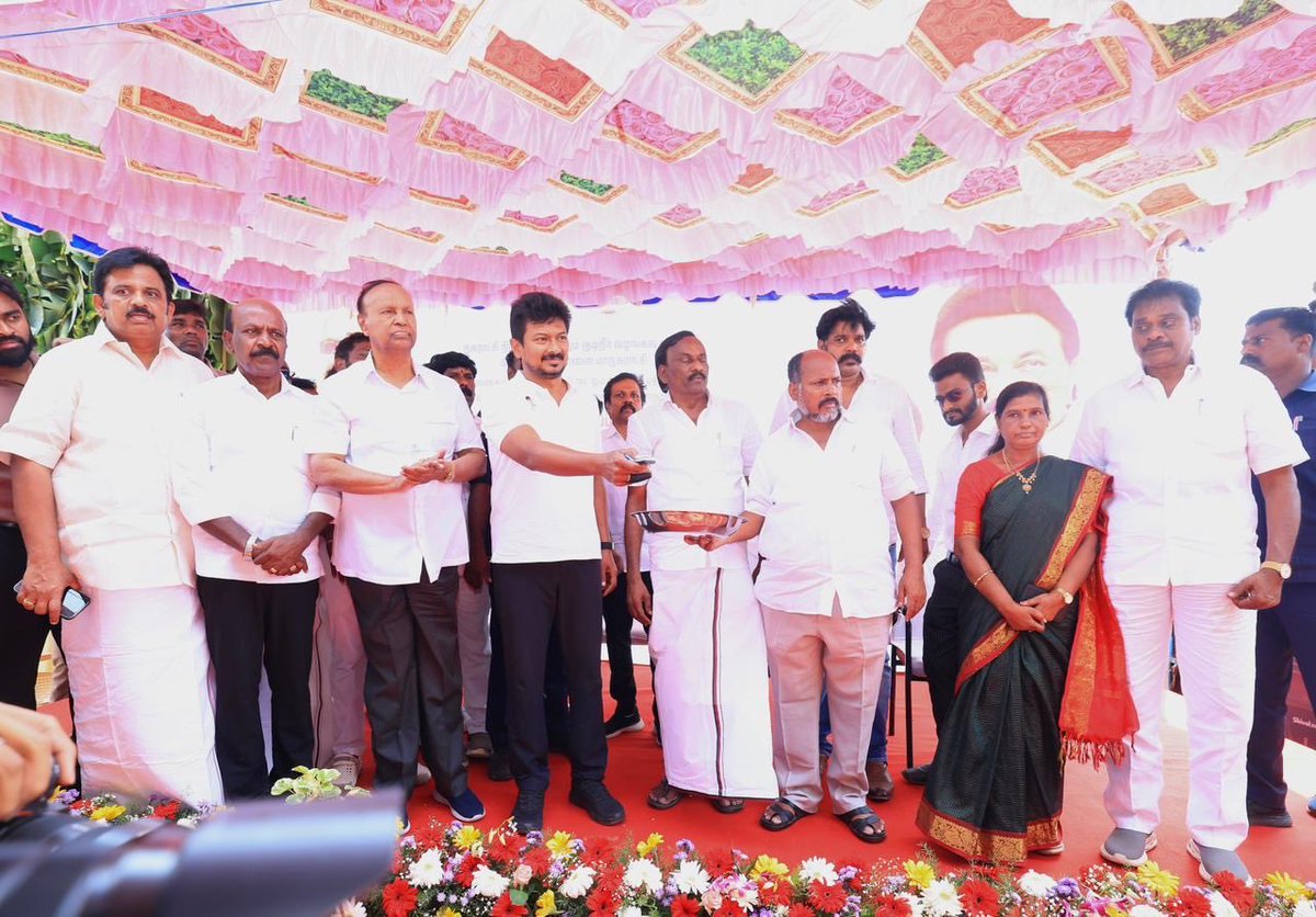 Udhaystalin's tweet photo. மாண்புமிகு முதலமைச்சர் @mkstalin அவர்களின் வழிகாட்டுதலின்படி, சென்னை நொளம்பூர் யூனியன் சாலை, வார்டு 143-இல் ரூ.12.50 கோடி மதிப்பீட்டில் 1200 மீட்டர் அளவுக்கு சாலை விரிவாக்கத்திற்கும், 890 மீட்டர் தூரத்துக்கு தடுப்புச்சுவர் அமைப்பதற்கும் அடிக்கல் நாட்டி பணிகளைத் தொடங்கி வைத்தோம்.

மேலும், அங்கு திரண்டிருந்த சகோதரிகளுக்கு மகளிர் தின வாழ்த்துகளைத் தெரிவித்தோம்.

@Subramanian_ma #TRBaaluMP @GanapathyK @PrabhakarRaja88 @MMageshkumaar
