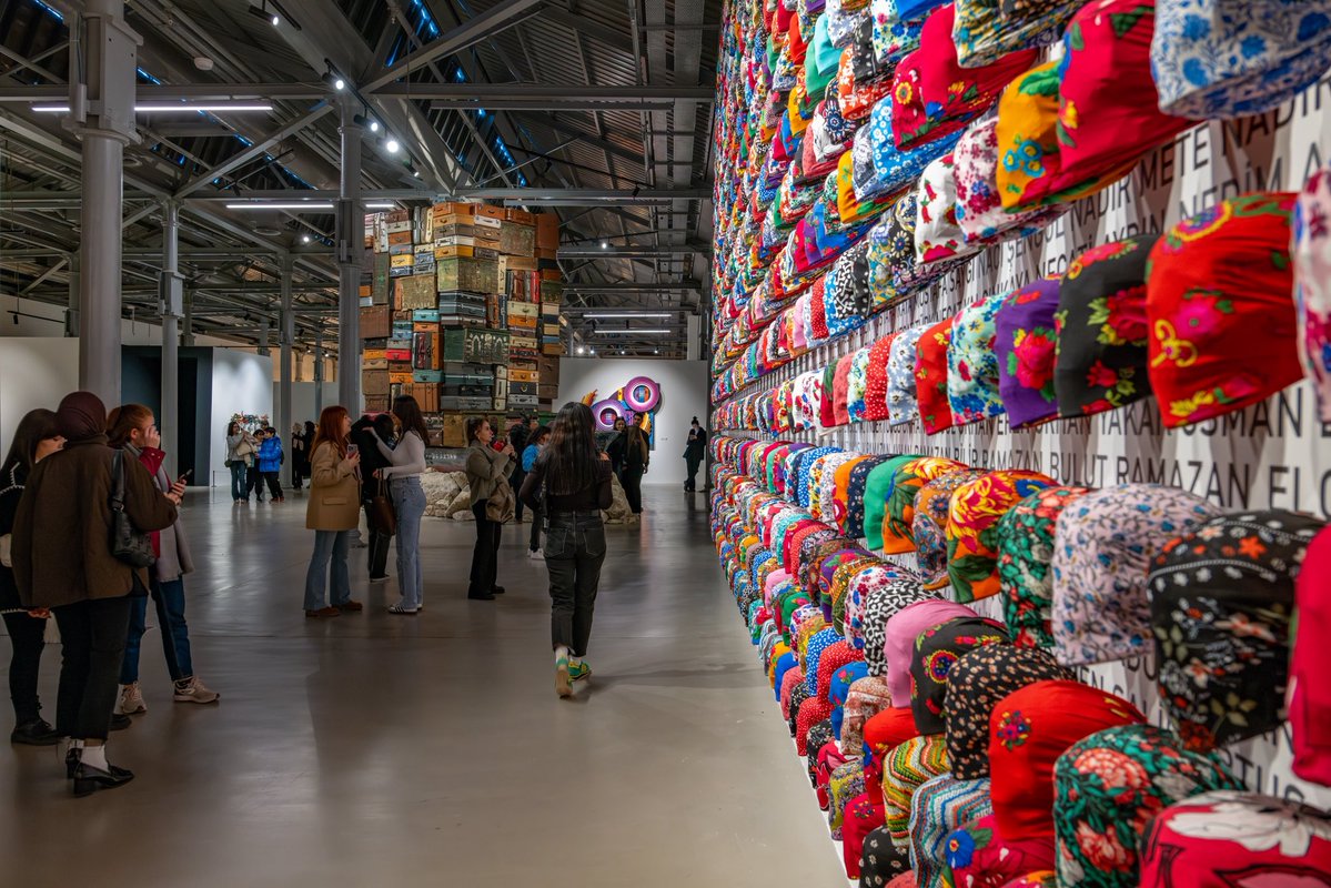 Bugün 8 Mart.

Kayıp Alfabe sergimdeki Hafıza Odası’nda yer alan “Anneler Duvarı”, dünyanın en eski ve en ağır duygusunu anlatır:
bekleyişi.

Bu duvar, yalnızca bir eserin parçası değil;
savaşların, kayıpların ve acının ortasında ayakta kalan annelerin sessiz tanıklığıdır.

Çünkü