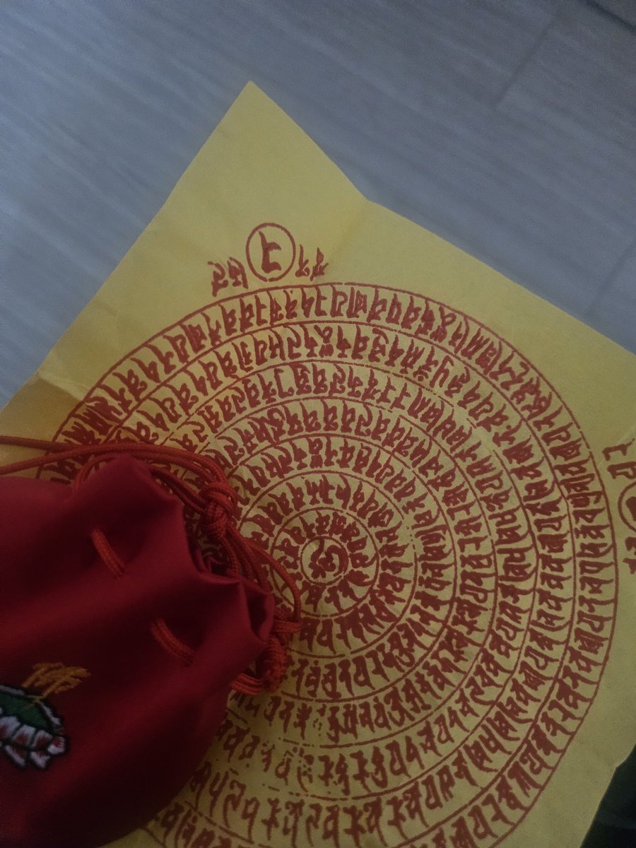 _Please__stay's tweet photo. 학교 후배에게 받은 꽃다발을 말리려 뒤집었는데 연꽃이 그려진 봉투와 부적이 나왔어요 이거 뭔지 정확히 아시는 분 계신가요..? https://t.co/EJFh55nTH5