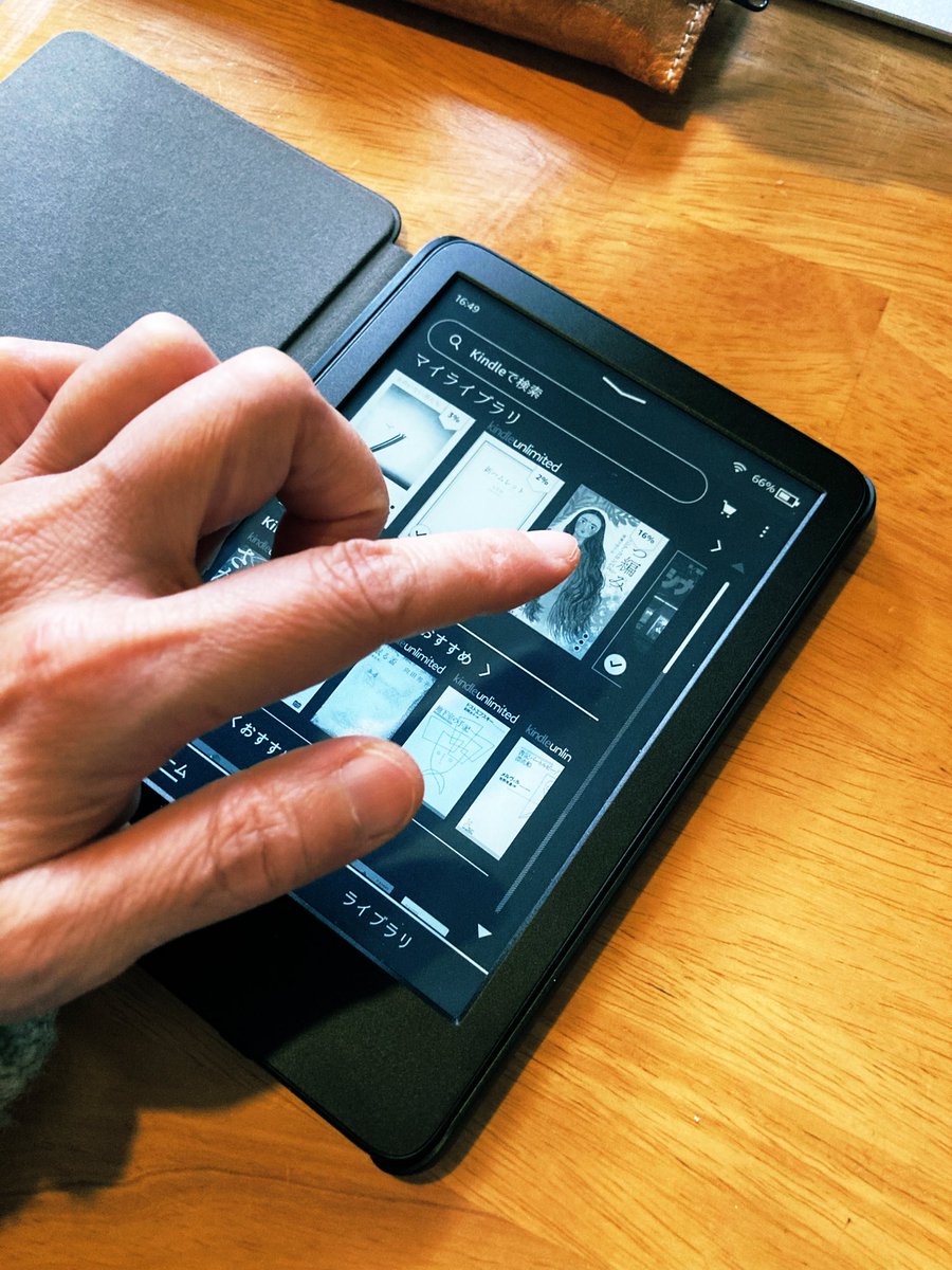 chr6a's tweet photo. l'anno scorso non potevo letto i libri, voglio leggerli questo anno e ho comprato Kindle. È piccolo e divertente, come un giocattolo. https://t.co/XlesxAtxRG