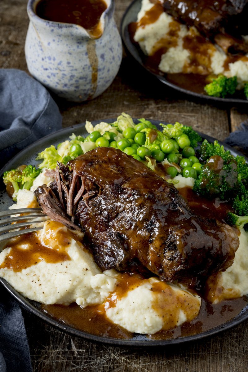 KitchenSanc2ary's tweet photo. Crockpot Short Ribs. Fall-apart beef served with a rich and meaty red wine gravy. This is serious comfort food.
#Foodie #recipe #comfortfood 
https://t.co/ODnMkI9me3 https://t.co/hKiNNR0ABZ