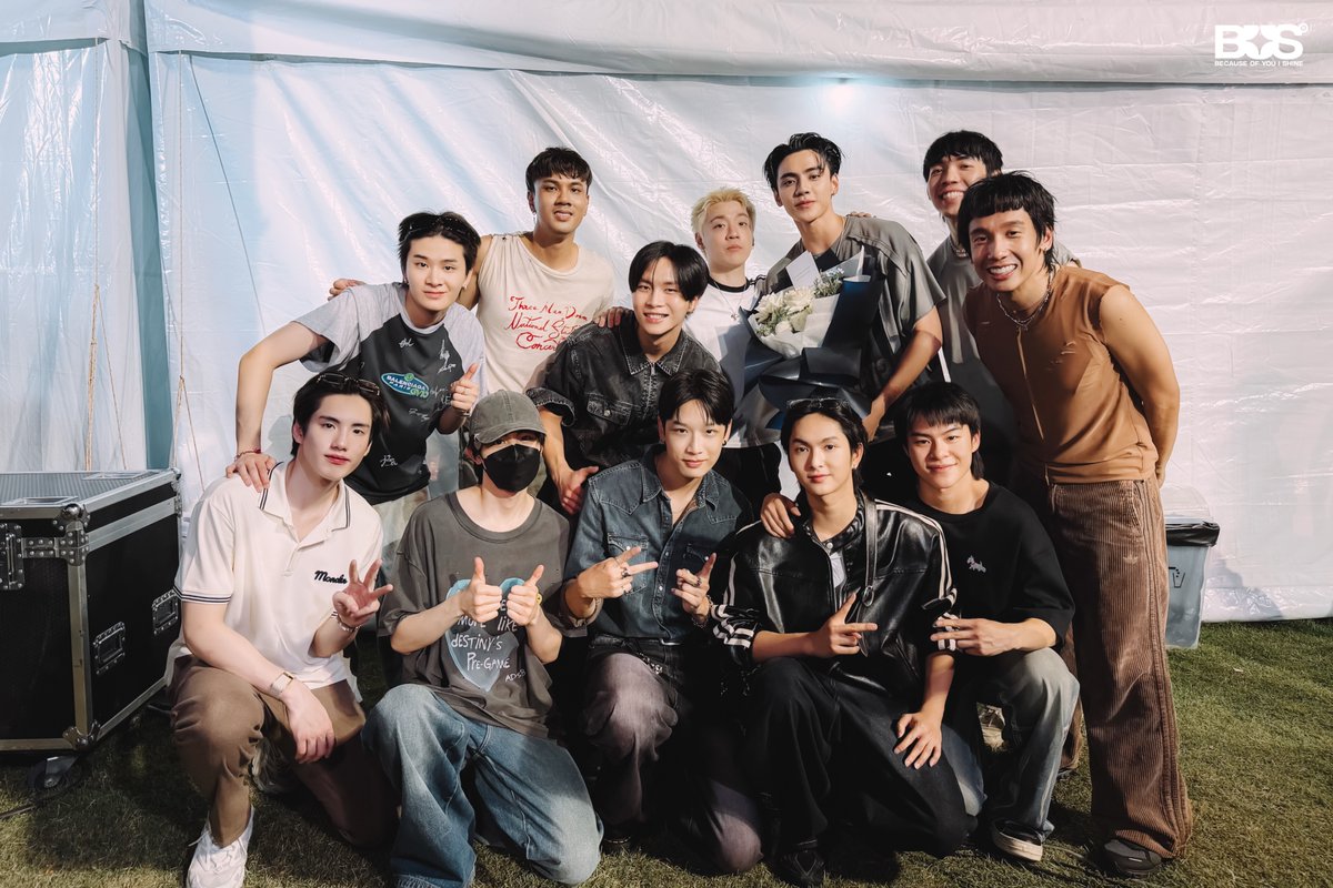 BUS_SONRAY's tweet photo. พวกเราขอแสดงความยินดีกับพี่ ๆ #ThreeManDown ในคอนเสิร์ต #ThreeManDownLiveAtSuphachalasai ด้วยนะครับ 💐 ขอบคุณสำหรับโชว์สุดมันและค่ำคืนดี ๆ ในวันนี้นะค้าบ 🤘🏻😎〰

* เนื่องจาก ALAN KHUNPOL HEART และ JINWOOK ติดภารกิจ จึงไม่สามารถเข้าร่วมการถ่ายภาพครั้งนี้ได้

#BUSbecauseofyouishine https://t.co/OpXz7vD2Pu
