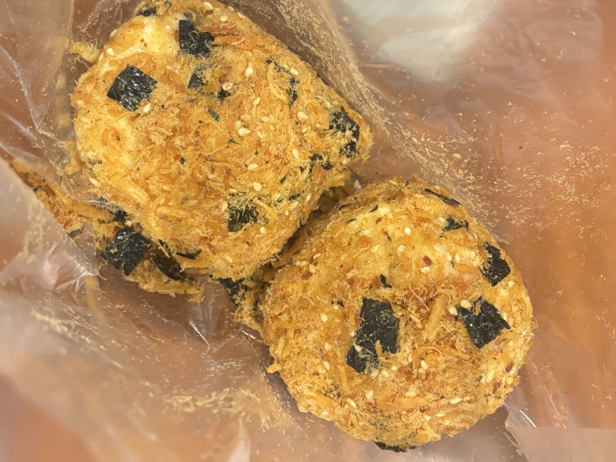 แต่ของร้านดังที่จีนก็เป็นน้ำสลัดมาโยนะคะ ไม่ใช่คัสตาร์ด อาจจะไม่เปรี้ยวมากเป็นมาโยที่อัตราส่วนครีมเยอะกว่าน้ำส้มและข้นไม่มาก

หลักๆคือหมูหยองจีน 肉松 รสและสัมผัสไม่เหมือนไทย ตัวเนื้อขนมก็เช่นกัน ส่วนตัวน้ำสลัดน้ำมาโยจริงๆเป็นองค์ประกอบดั้งเดิมของขนมอันนี้อยู่แล้ว