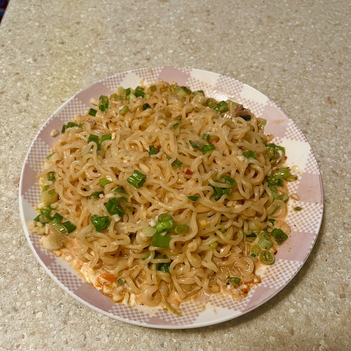 韓国人が載せてた辛ラーメンのレシピ美味しかったからシェアハピ🌟

ネギ、刻みニンニク、マヨネーズ、辛ラーメンの粉、卵黄、そして麺のゆで汁お玉1杯を茹でた麺と混ぜるだけ！(ˊo̴̶̷̤  ̫ o̴̶̷̤ˋ)