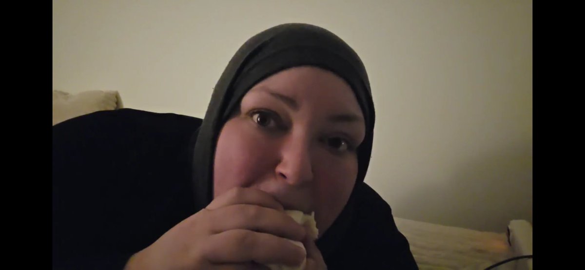 juicyjj57543174's tweet image. #foodiebeauty it doesn't even register in her funcled brain that she can't sit up straight to eat anymore. Her core strength is shot. 

Keep going! #big chop2026 🦶🏾🦵🏽🪓