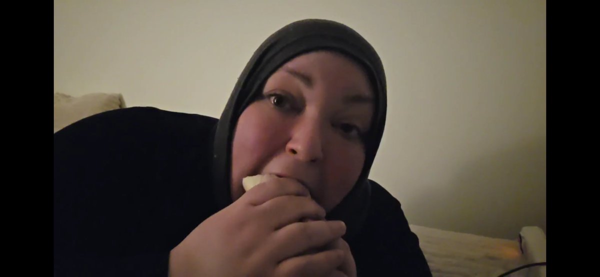 juicyjj57543174's tweet image. #foodiebeauty it doesn't even register in her funcled brain that she can't sit up straight to eat anymore. Her core strength is shot. 

Keep going! #big chop2026 🦶🏾🦵🏽🪓