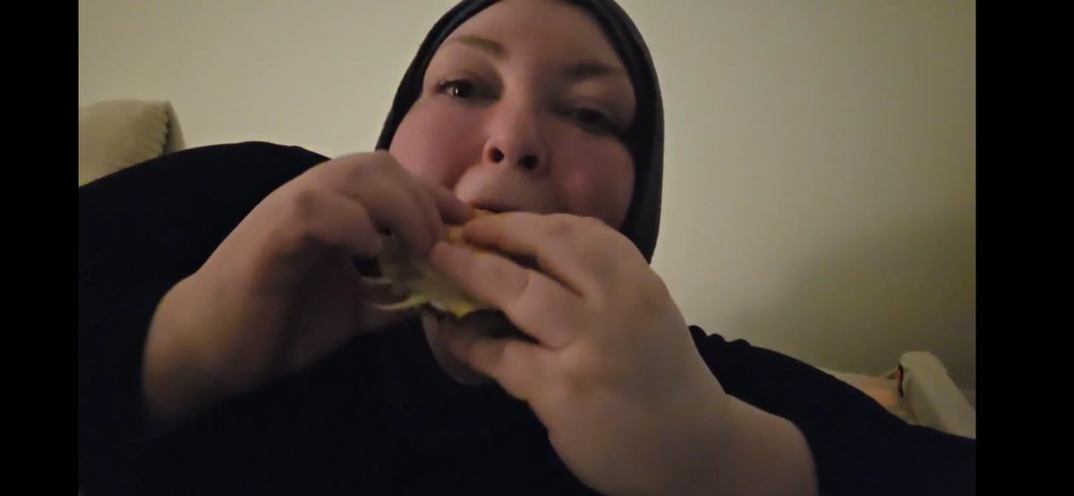 juicyjj57543174's tweet image. #foodiebeauty it doesn't even register in her funcled brain that she can't sit up straight to eat anymore. Her core strength is shot. 

Keep going! #big chop2026 🦶🏾🦵🏽🪓