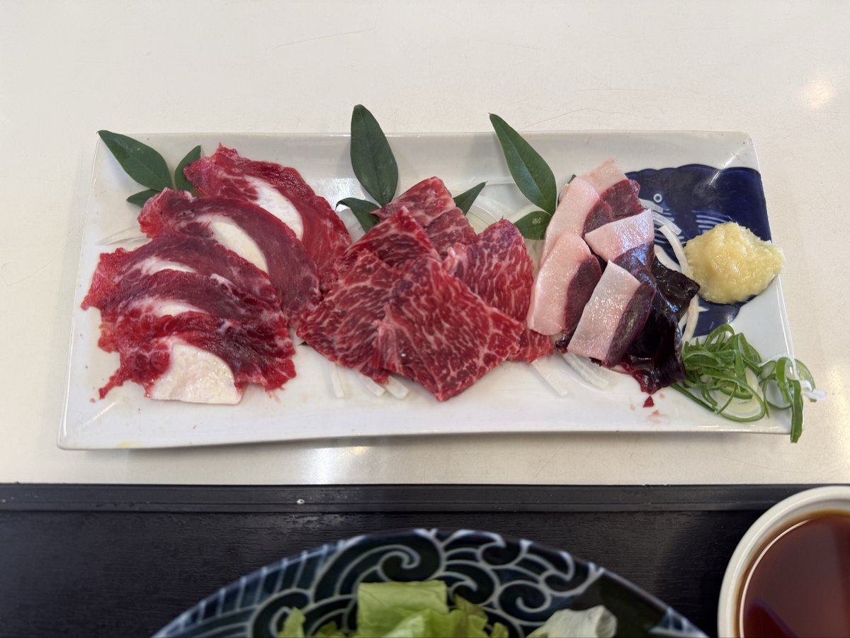 Rocket3LiftOff's tweet photo. くじら丼と喉ちんこ、カシラ、イルカの刺身で旨し🐬
#らじっく https://t.co/79WmBUXzVE