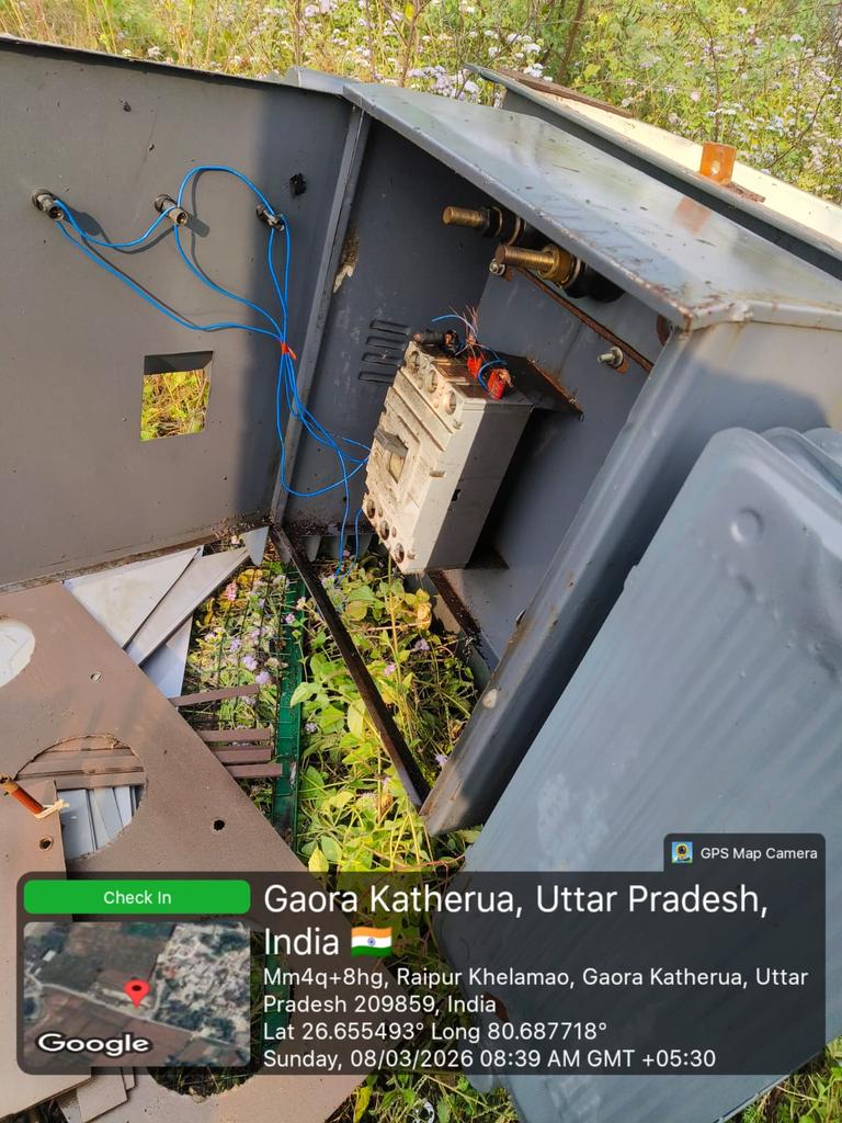 vishwasur's tweet photo. ⚡ ब्रेकिंग न्यूज़ ⚡
गौरा कठेरवा, नवाबगंज (उन्नाव) में बीती रात अज्ञात चोरों ने बिजली विभाग का ट्रांसफार्मर चोरी कर लिया। सुबह जब ग्रामीणों को बिजली नहीं मिली तो पता चला कि ट्रांसफार्मर ही गायब है।
@MVVNLHQ
@unnaopolice
@UPPCLLKO 
@myogiadityanath 
@aksharmaBharat 
@MVVNLmd https://t.co/6kF9BHRGwd