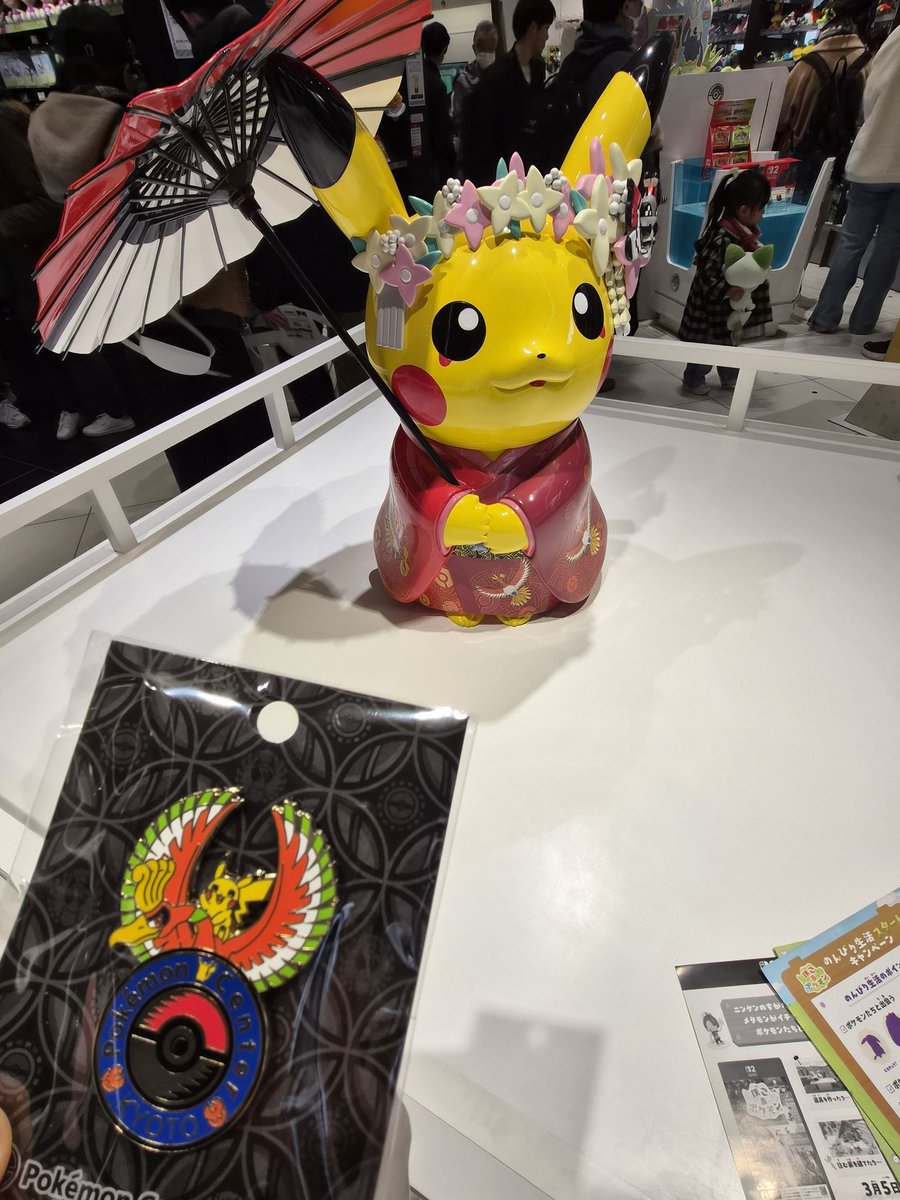 久々のポケセンキョウトは、限定グッズが全然なくて、ピンズだけ買えた