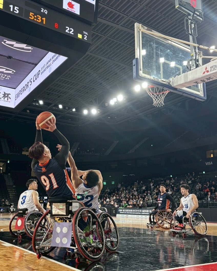 ParaspoDC's tweet photo. 天皇杯最終日✨️
TOYOTA ARENA TOKYOで開催中‼️

3・4位決定戦第2 Q終了🔥
千葉ホークス  21 - 33 NO EXCUSE

シュートの打ち合いが激しく両チームともオフェンスがアツアツです💥　byかっちゃん

#天皇杯 #車いすバスケ #パラスポーツ https://t.co/ACxKWMzxvW
