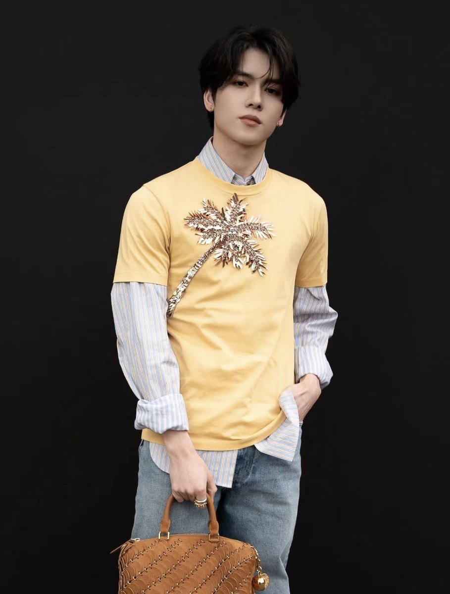EverydaynewsTH's tweet photo. สุดปัง เก็บตก 3 ลุคสุดปังของ "น้องยอร์ช" ในฐานะแขกคนสำคัญที่ร่วมชมแฟชั่นโชว์ 3 แบรนด์ใหญ่จุกๆ ใน Paris Fashion Week 2026 🫶

YORCH PARIS FASHION WEEK #POWYORCHxYohjiYamamot  #POWYORCHxIsabelMarant 
#POWYORCHxRabanne #YORCH_ParisFashionWeek #YORCH #요치 #POW #POW_GRID #파우 https://t.co/0mRn70zmQi