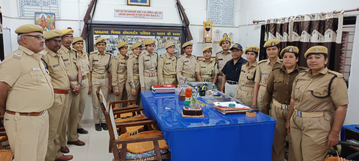 GuardsHome7741's tweet photo. આંતરરાષ્ટ્રીય મહિલા દિવસ નિમિત્તે પરેડની તમામ પ્લાટુનને મહિલાઓ દ્વારા લીડ કરવામાં આવી.જિલ્લા હોમગાર્ડઝ કચેરીખાતે કેક કટિંગ સેરેમનિ આયોજિત કરવામાં આવી.જિલ્લાના કમાન્ડન્ટ ગીરીશ સરવૈયા અને સ્ટાફ ઓફિસરો મહિલા પ્રેક્ષાબેન ભટ્ટ  મહિલાઓને આત્મનિર્ભર બનવા ખૂબખૂબશુભકામનાઓ આપવામાં આવી https://t.co/OcH5oIiYKY