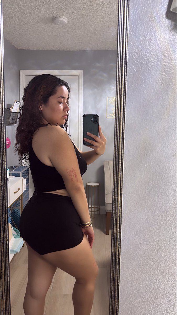 officialmemee's tweet photo. 5’5 and she’s too fineee 🫦 https://t.co/HeZmJ5jHw2